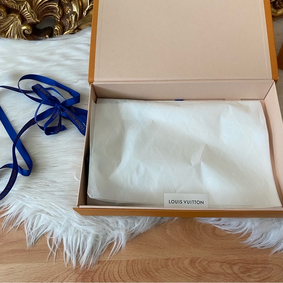 Louis Vuitton Silk Vivienne  and Beyond Bandeau - Picture 10 of 15